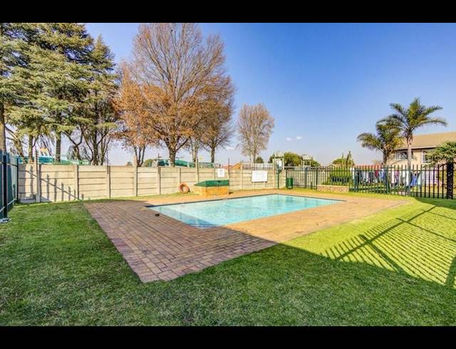 2 BEDROOM TOWNHOUSE FOR SALE IN RAVENSWOOD